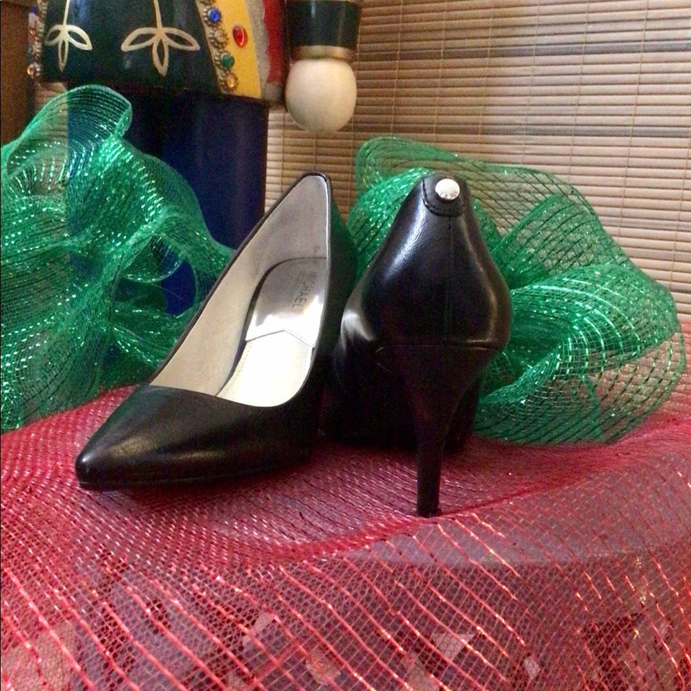 MK! The perfect pump!  Modest 3”heel Beautiful - Picture 9 of 15